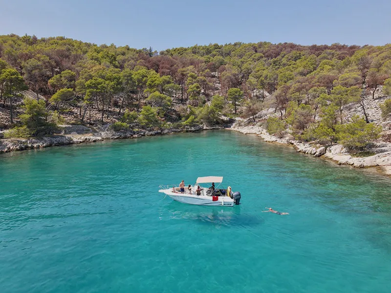 Familia disfrutando de un alquiler de barco en Ribadeo